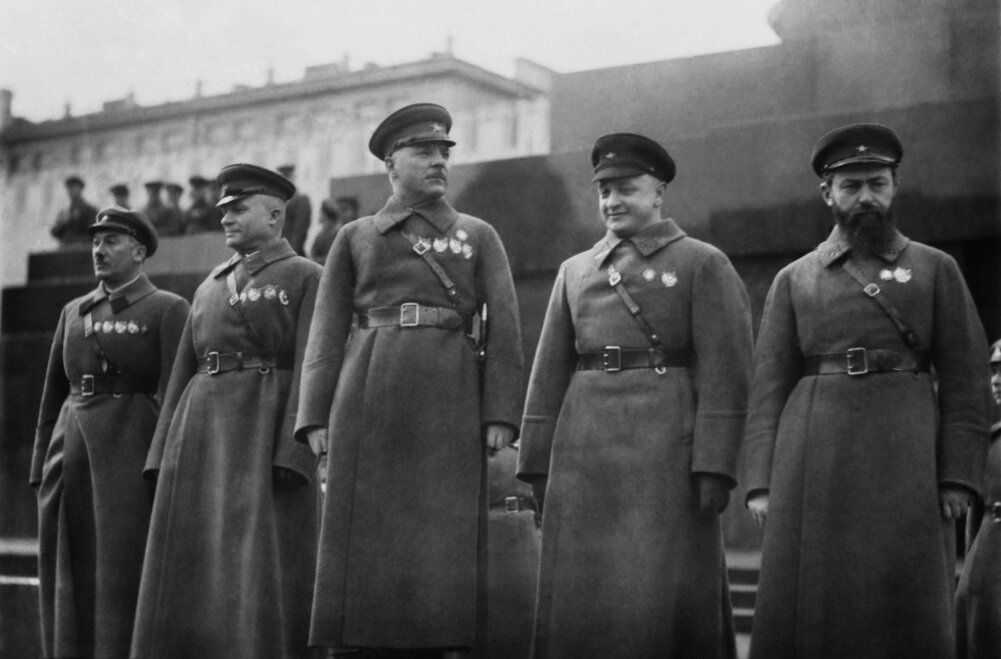 Справа налево Ян Гамарник, Михаил Тухачевский, Климент Ворошилов, Александр Егоров и Генрих Ягода у Мавзолея Ленина, 1935 год. Источник: politforums.net