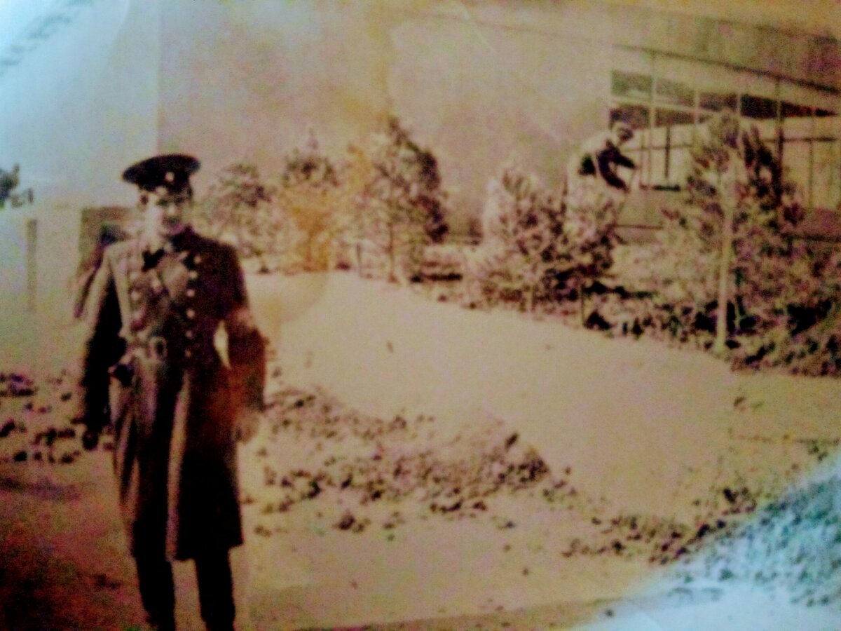      Это я вышел покурить из дежурки . За спиной у меня строящееся солдатское кафе , которое довелось мне возводить с личным составом при отсутствии строительного образования . Офицеры ТВАККУ умели все .