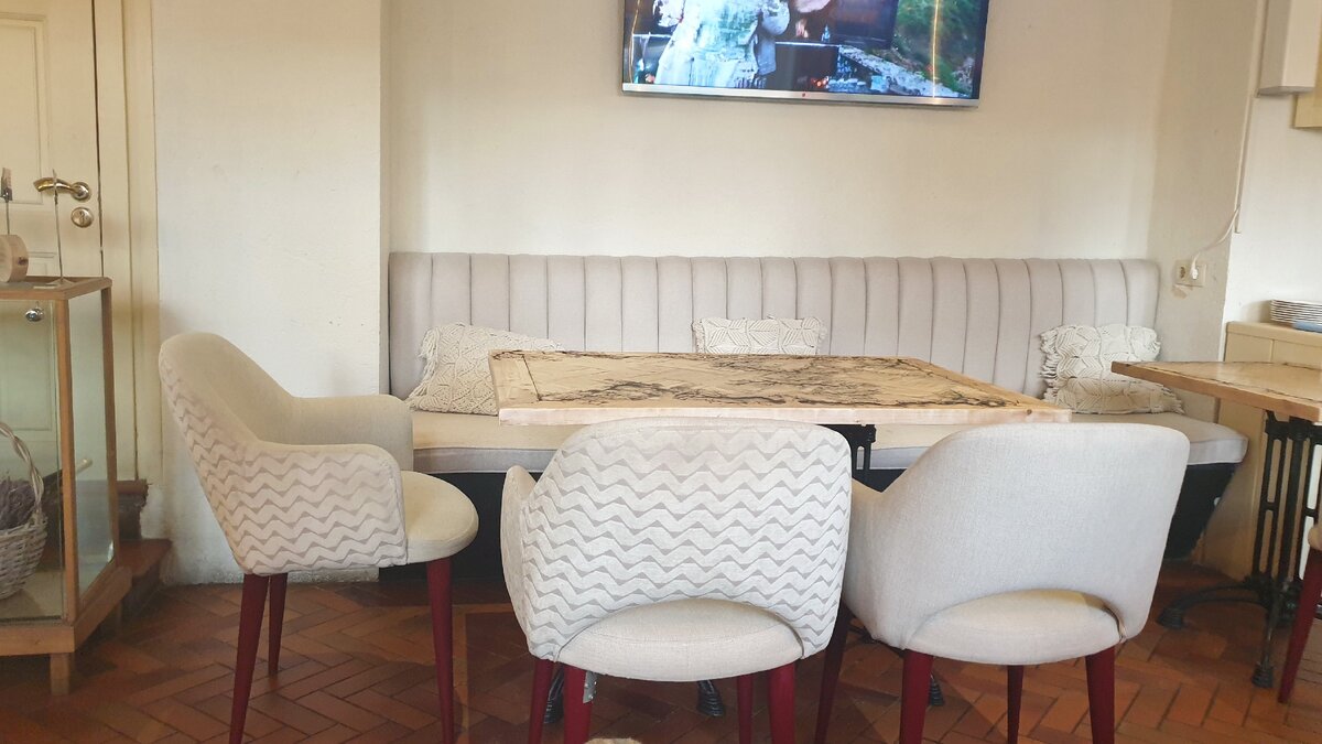 Светлый уголок. Плюх на диван