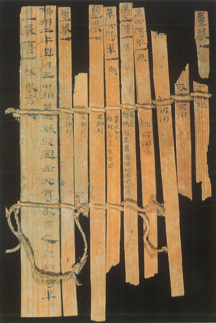 Бамбуковая книга или бамбуковые летописи охватывают  историю с эпохи Жёлтого императора (кит. имя Хуанди 2698–2598 до н.э.)  до 91 г. до н.э.