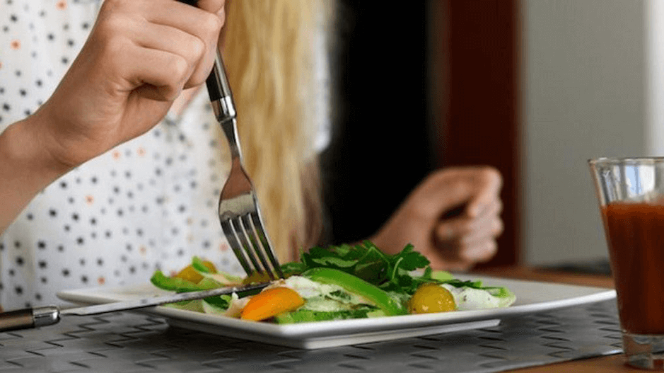 
Для хорошего умственного и физического самочувствия женщине необходимо потреблять около 2000 калорий в день. Цифра относительная. Так как многое зависит от физической активности. Но и эти калории организм успешно потратит,  даже если вы будете лежать на диване.