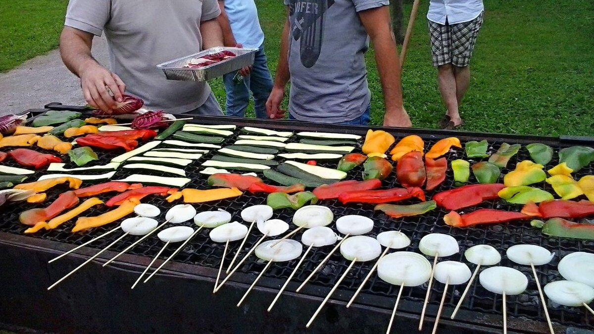Итальянцы любят овощи на гриле к мясу. Оцените идею для лука.