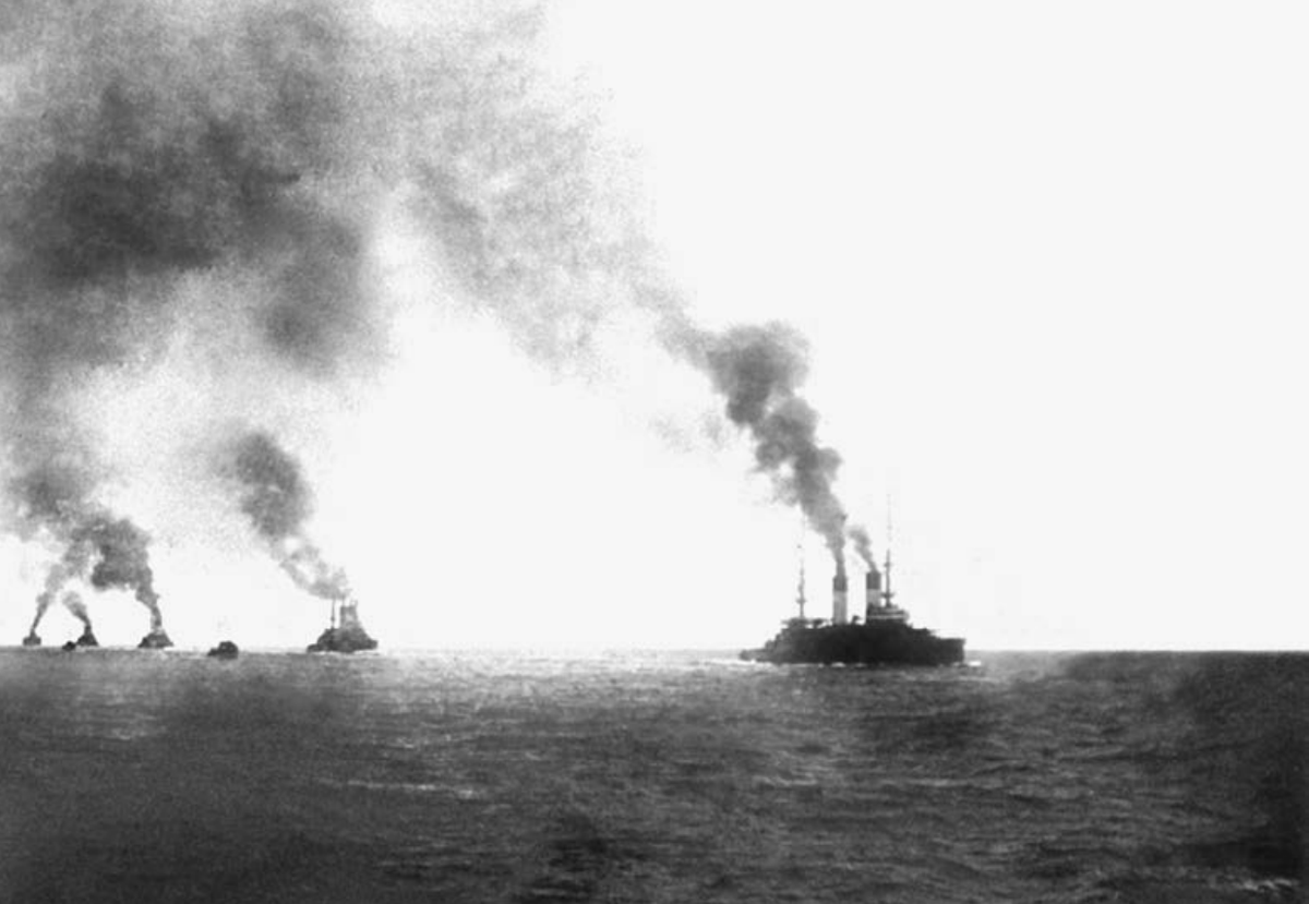 2-я Тихоокеанская эскадра. На первом плане — эскадренные броненосцы типа «Бородино» первого броненосного отряда