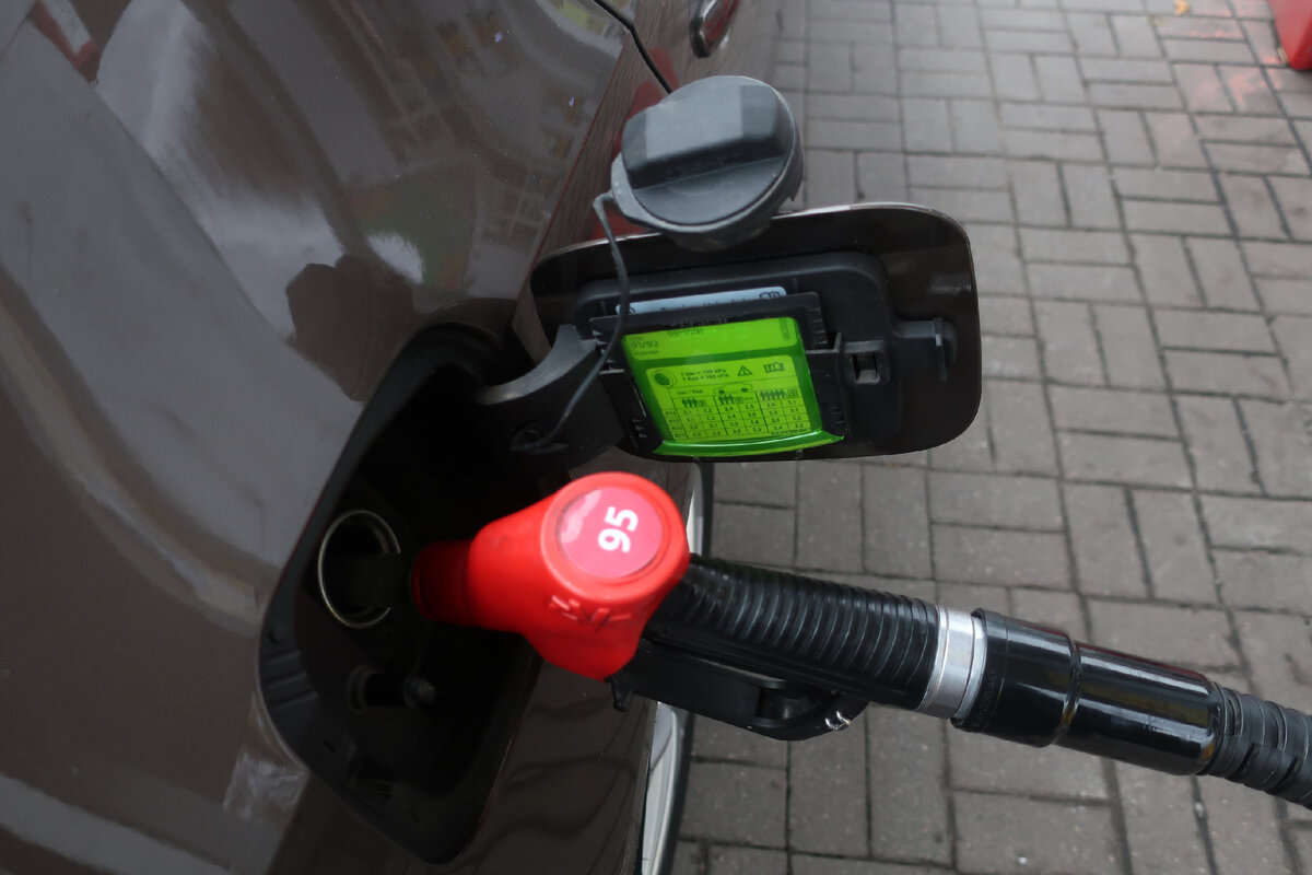 на АЗС залили полный бак, а расплачиваться нечем