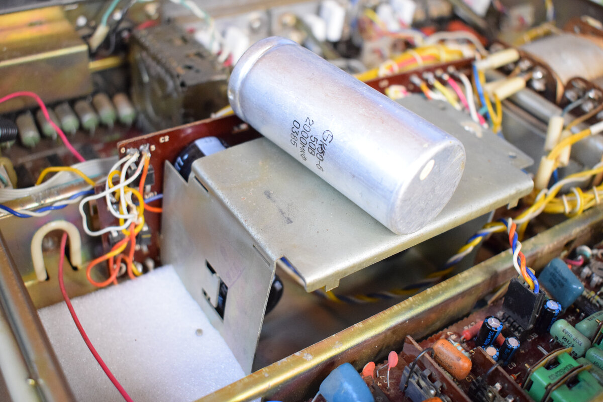 Блок конденсаторов под железным экраном, снимаем, перепаиваем.