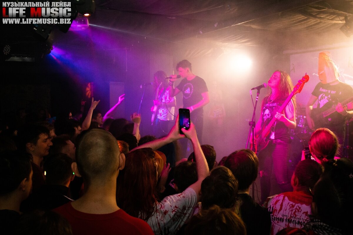 Это фото с концерта группы БАУ в апреле 2021. На этом концерте весь гитарный звук формировался через ампсим Neural DSP - об этом подробно рассказывал Алексей Романовский в одном из видео на своём канале. Как думаете, расстроил эту толпу "цифровой звук" вместо усилка? Вопрос риторический.