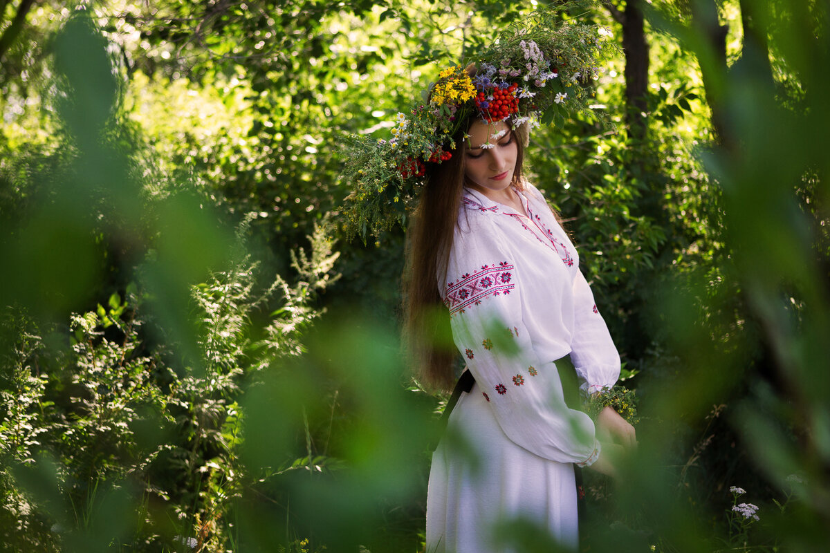 Русская красавица в лесу фото