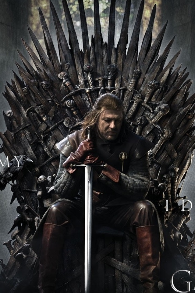 К концу подходит время благоденствия, и лето, длившееся почти десятилетие, угасает. Вокруг средоточия власти Семи королевств, Железного трона, зреет заговор, и в это непростое время король решает искать поддержки у друга юности Эддарда Старка. В мире, где все — от короля до наемника — рвутся к власти, плетут интриги и готовы вонзить нож в спину, есть место и благородству, состраданию и любви. Между тем, никто не замечает пробуждение тьмы из легенд далеко на Севере — и лишь Стена защищает живых к югу от нее.