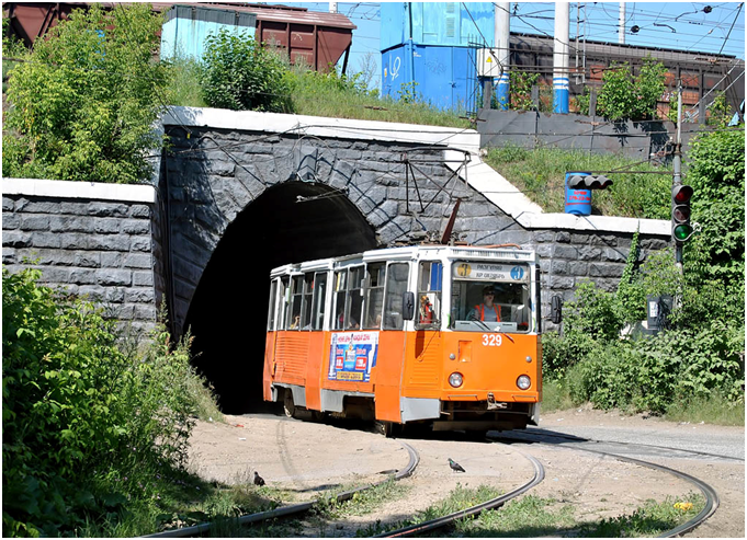 Трамвай выехал из тоннеля, позднее фото, из интернета, 2 колеи.