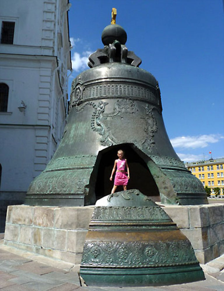 Отливка царь колокола кто. Царь колокол Московского Кремля. Памятник царь колокол в Москве. Царь колокол 1735. Достопримечательности Кремля царь колокол.