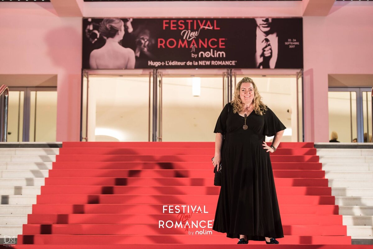 Colleen Hoover в Palais des Festivals, Cannes. https://www.facebook.com/FestNewRomance/photos/t.100044161459882/540770969594925/?type=3