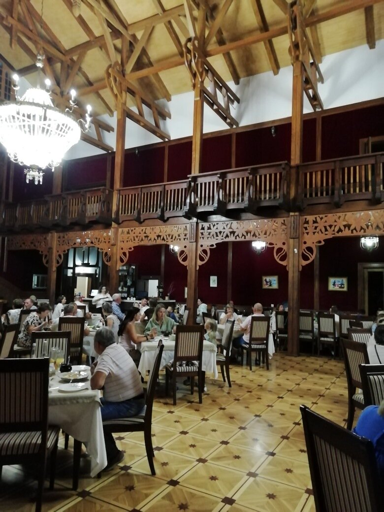 Ресторан после семи часов вечера был полон