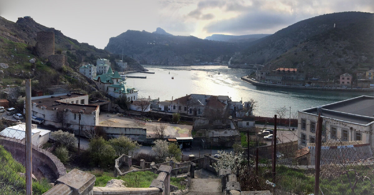 Сверху бухта выглядит небольшой, но это обманчивое впечатление