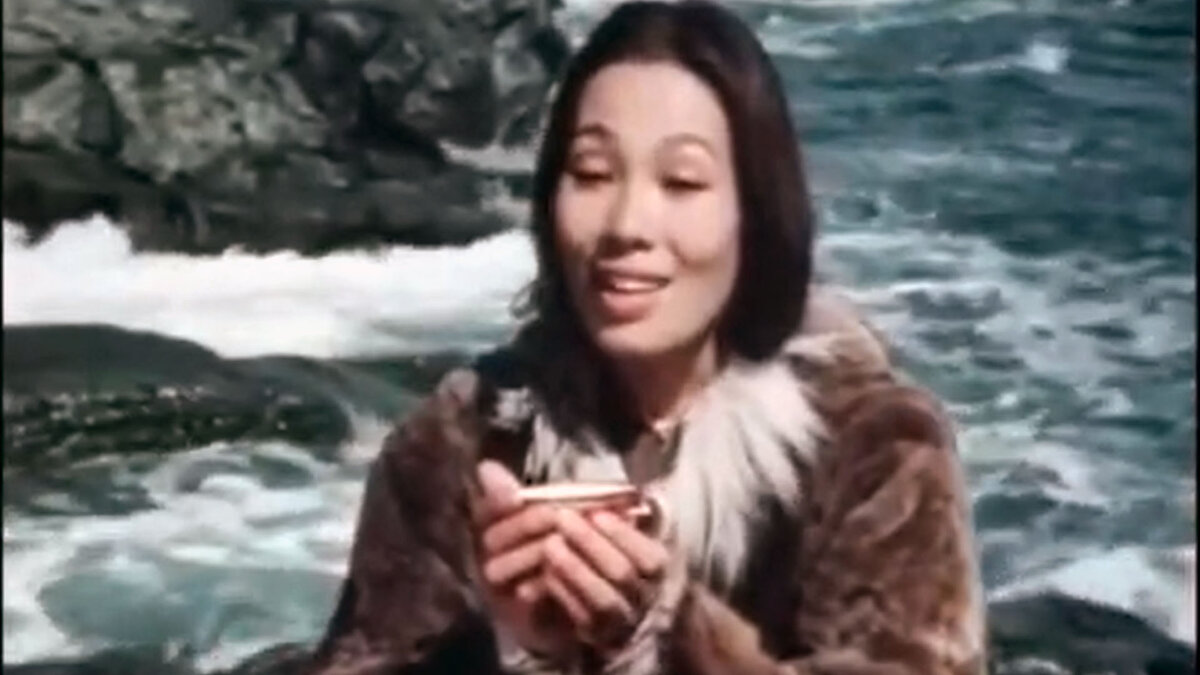 Кадр из фильма "Белый шаман". Кайти (Светлана Хилтухина) обращается к Матери-моржихе.