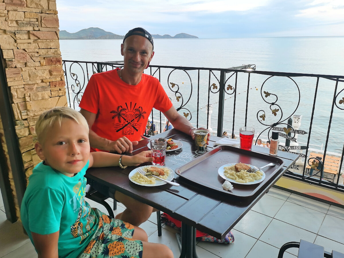 Коктебель, центр. И с нами пока что всё хорошо