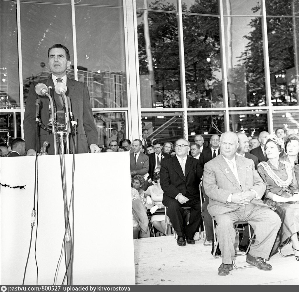 Вице-президент США Ричард Никсон выступает с речью на открытии выставки в "Сокольниках", 1959. С сайта www.pastvu.com.