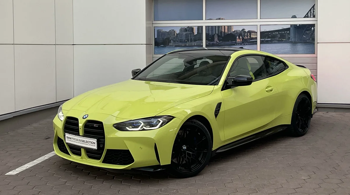 Вот такой автомобиль разбил блогер, только черного цвета. К сожалению фотографий того автомобиля в целом виде сделать не успели.