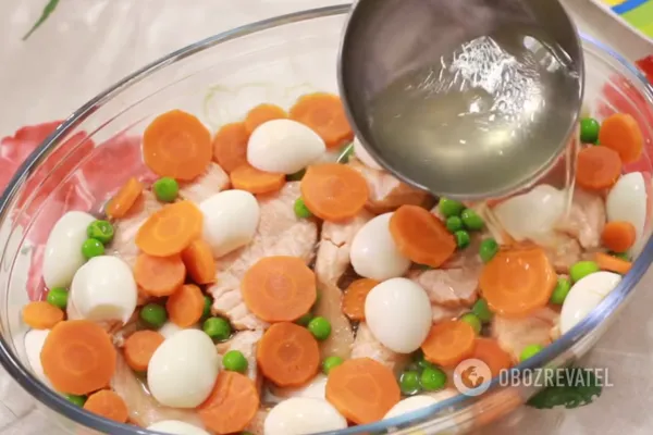 Заливаем все компоненты блюда бульоном