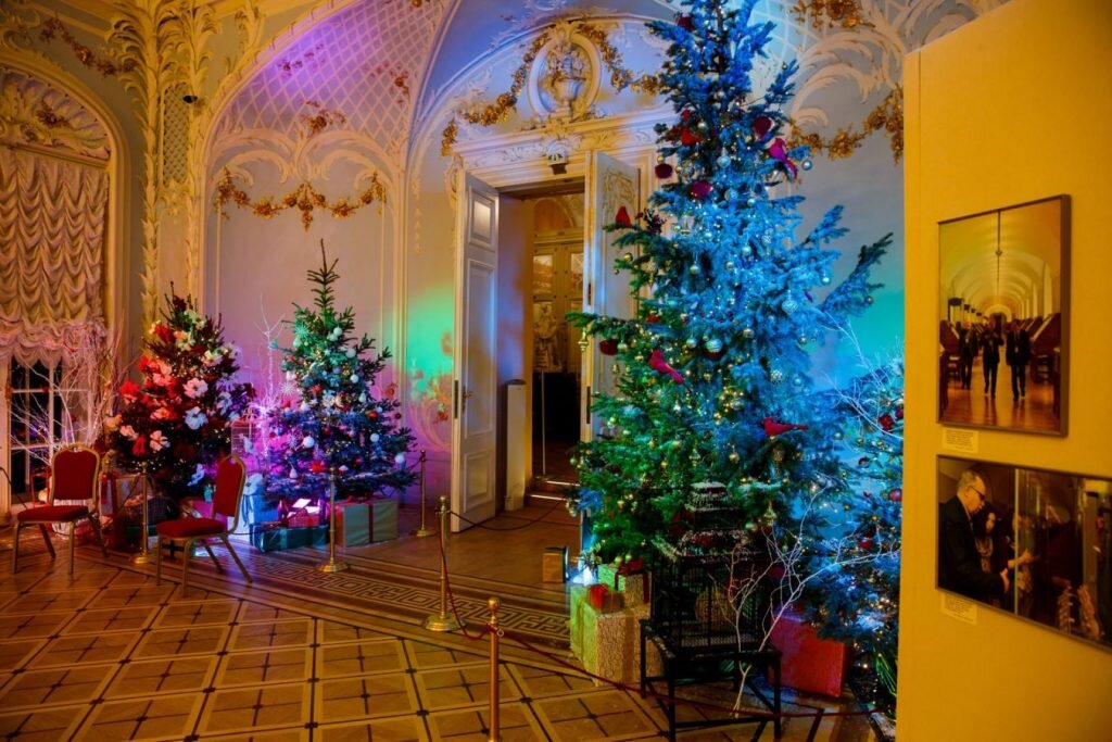 Эрмитажные новогодние елки, украшенные игрушками ручной работы © aira.ru