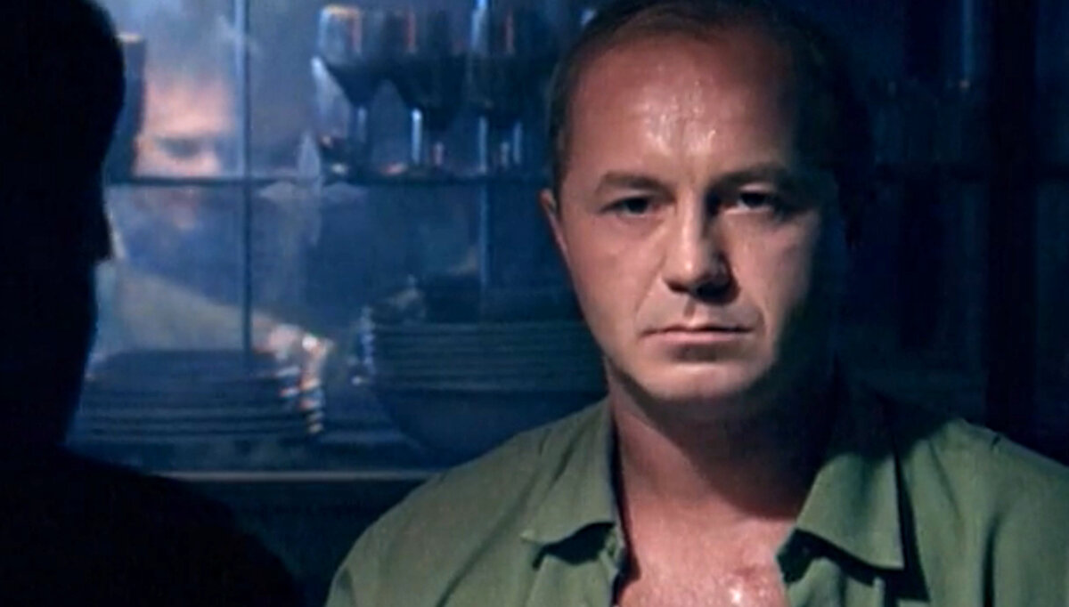 Кадр из кинофильма "Граница: Таежный роман", 2000 г., режиссер Александр Митта, сценаристы Зоя Кудря, Александр Митта, композиторы Максим Дунаевский, Игорь Матвиенко (скриншот)