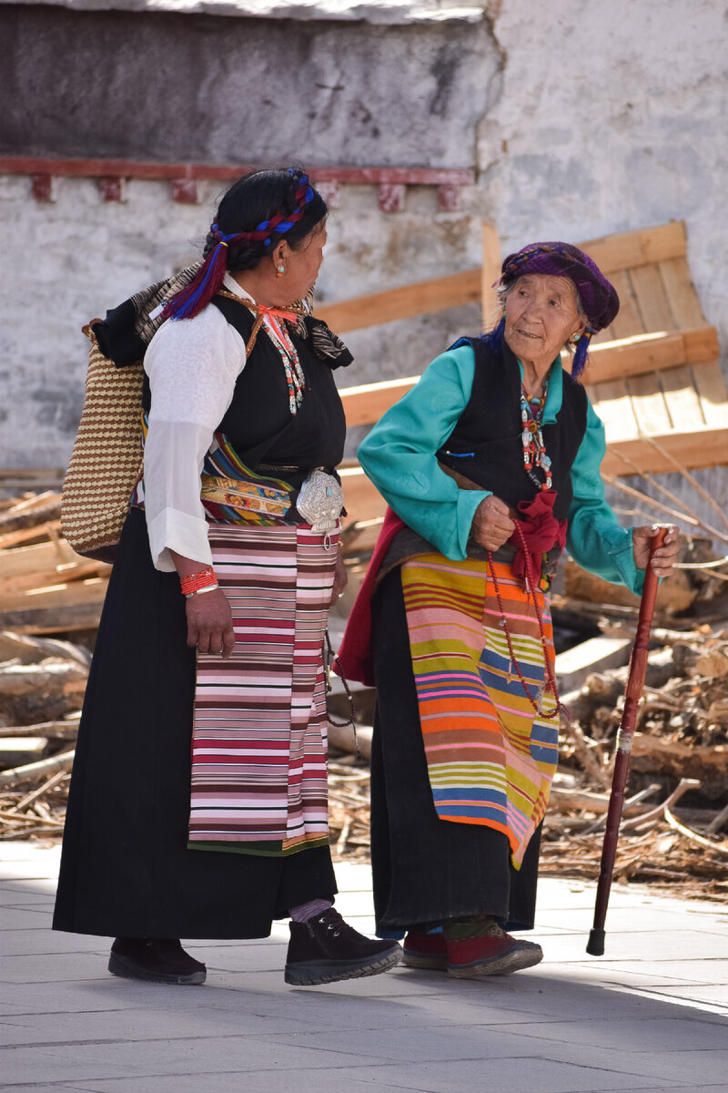 Женщины рядом с монастырём Ташилунпо. Тибет 2019 год