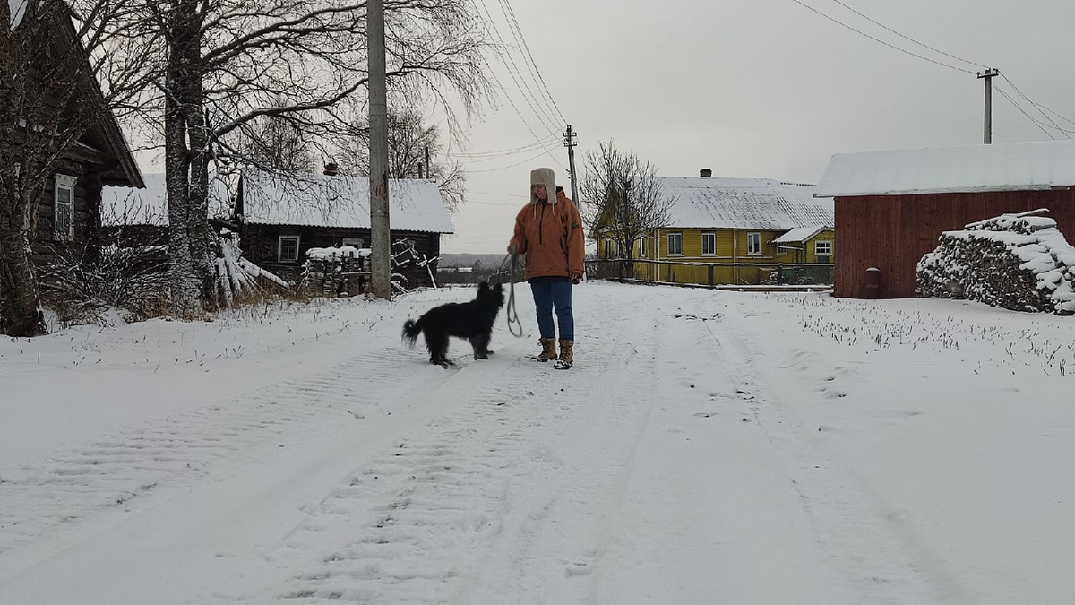 Поселок написано. Жизнь в деревне. Женщина в деревне. Севпростор в деревне. Жить в деревне.