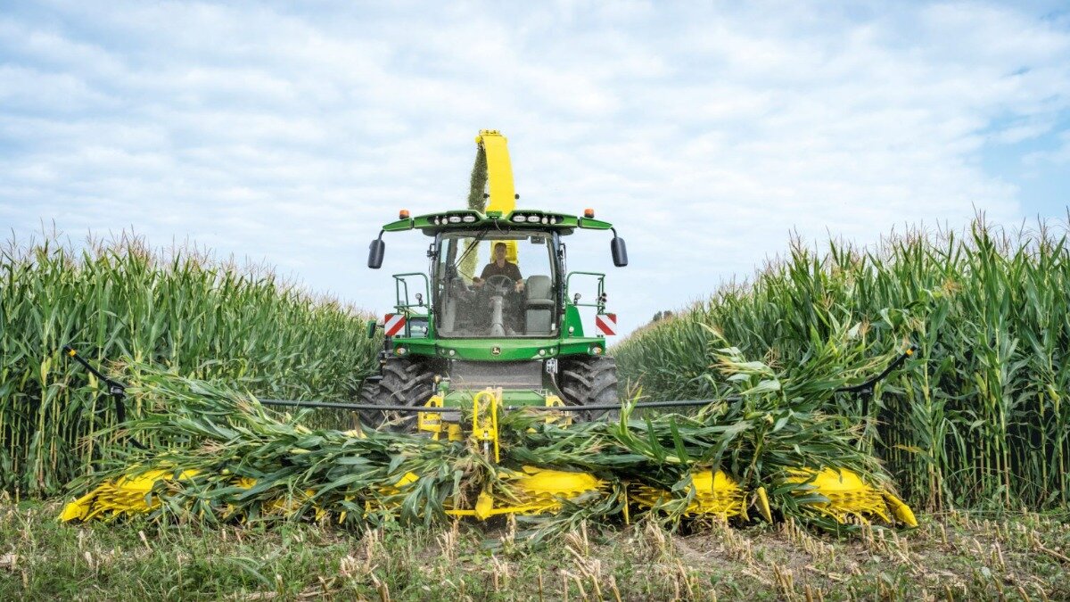 Новый кормоуборочный комбайн John Deere 9600i в работе. Фото: farmmachine.eu