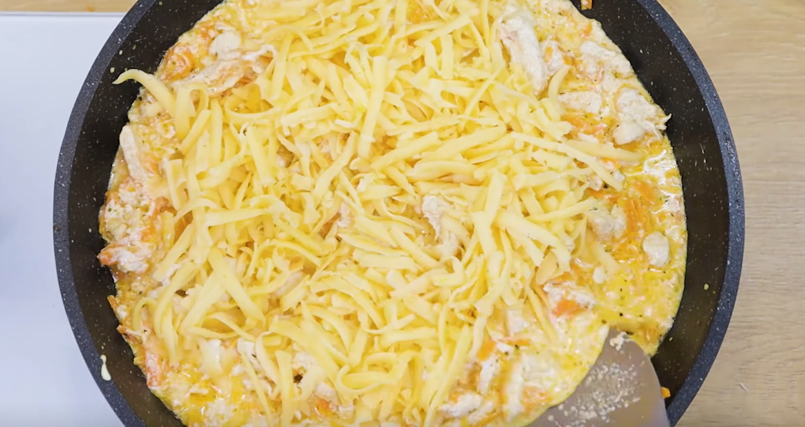Если вы хотите приготовить вкусное и простое блюдо из куриной грудки, то можно обратить внимание на этот рецепт.