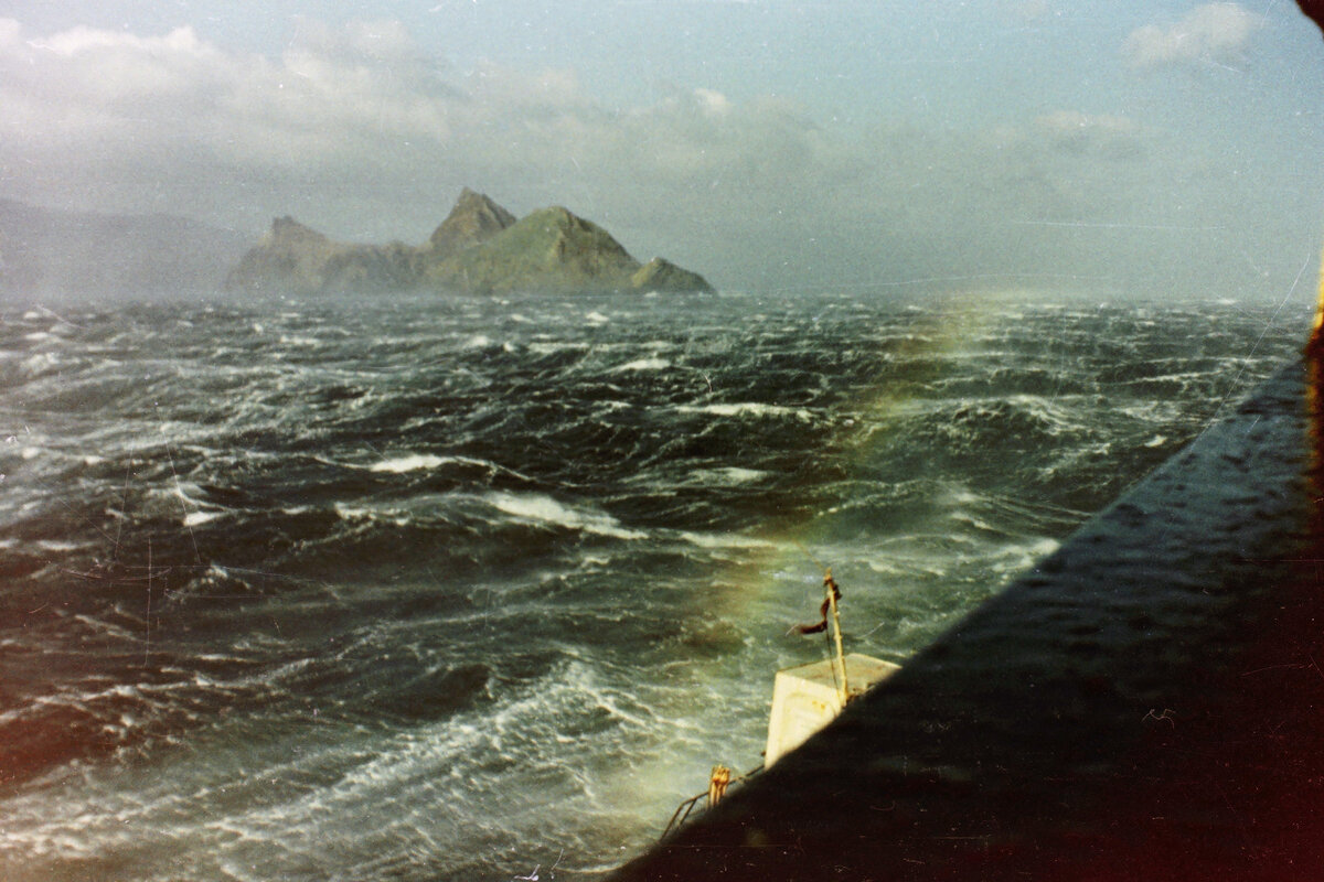 Танковоз у борта во время шторма на Урупе 1981г. (это чтобы видно было высоту)