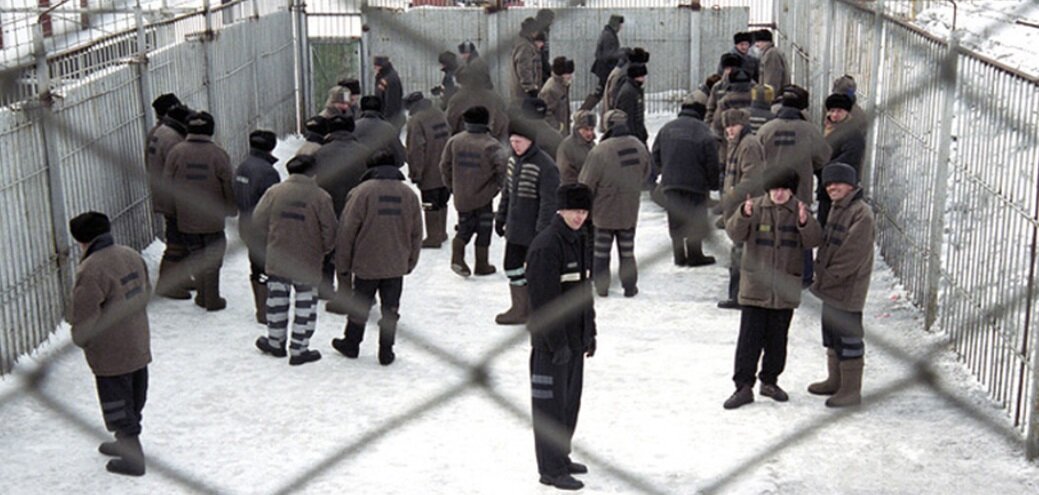 Зона тюрьма. Прогулка в тюрьме. Человек в тюрьме. Прогулка в тюрьме. Осужденные в тюрьме.