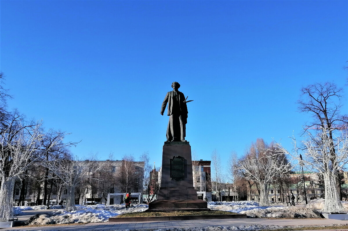 Там же находится памятник русскому художнику Репину И.Е.