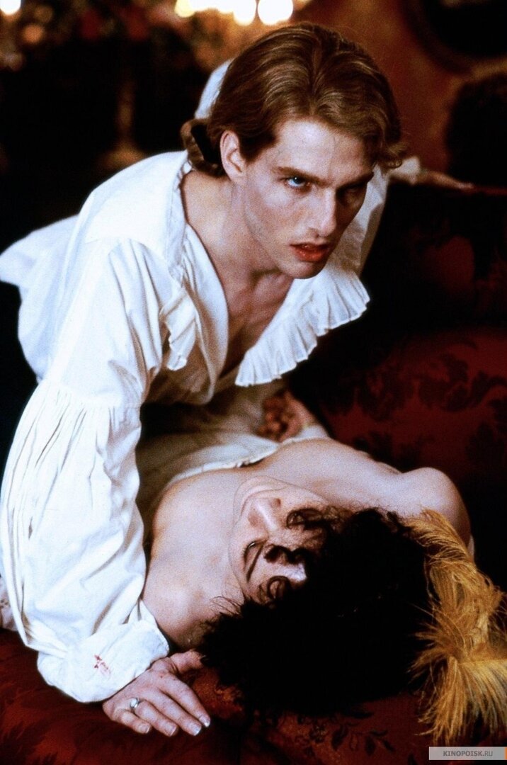 Интервью с вампиром (1994)
К падкому на сенсации журналисту приходит вампир, чтобы поведать историю своей жизни. Все началось в 1791 году, когда молодой плантатор Луи, потеряв жену и ребенка, захотел умереть, но «родился для мрака» и обрёл вечную жизнь.