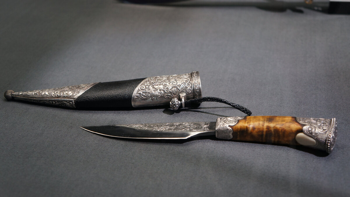 Кортик в ножнах. Москва 2021. Мастер Валерий Жариков. Сталь, рог (лось), белый металл, дерево, кожа.  