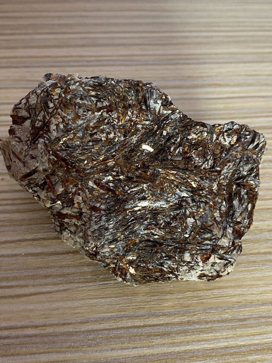 Астрофиллит, Хибины, Кольский полуостров.