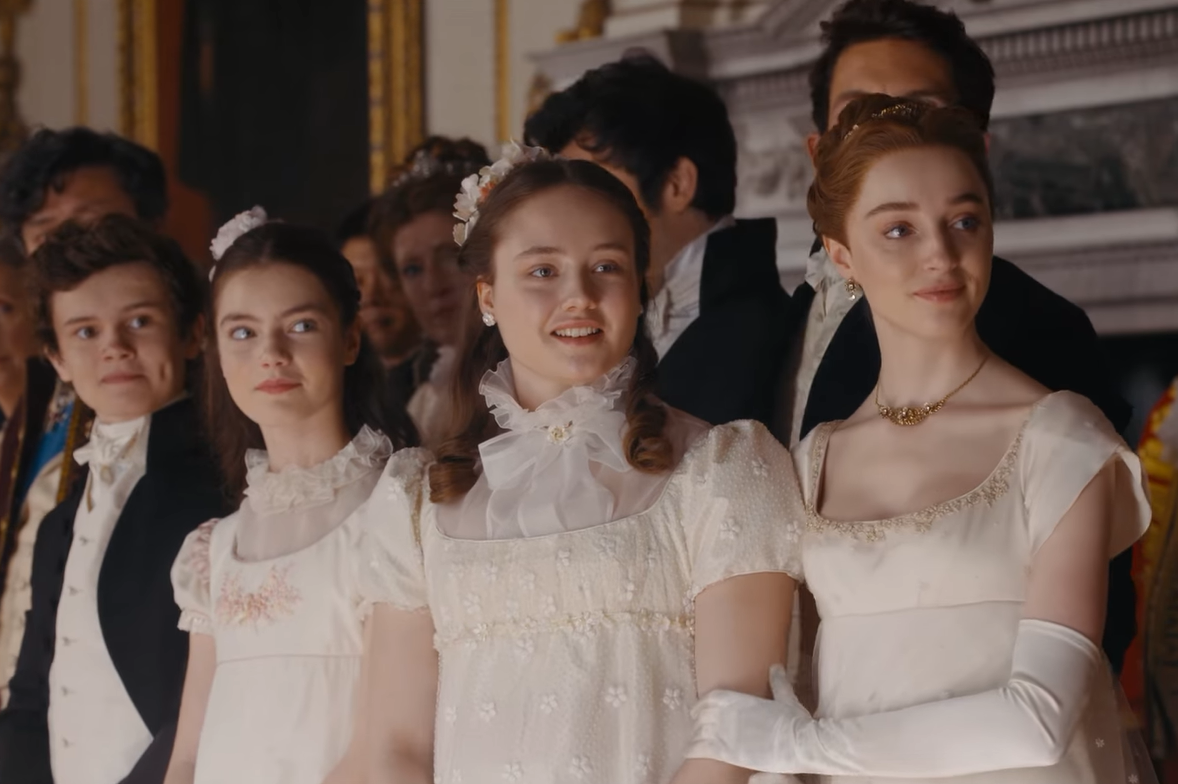 Молодое поколение семейства Бриджертон: Грегори, Гиацинт, Франческа и Дафна. Кадр из 1-й серии 2-го сезона сериала. 