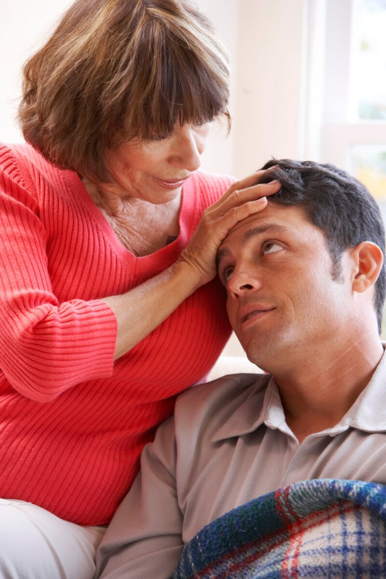 Сын заботится о матери. Место женщины в семье. Парень боится мамы. Виноватый человек. Страх на лице.