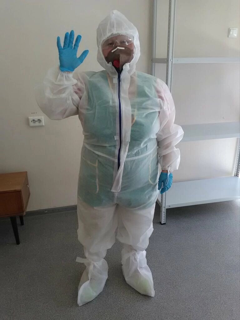 Это я в первую волну коронавируса. Ещё не застегнулась до конца. 