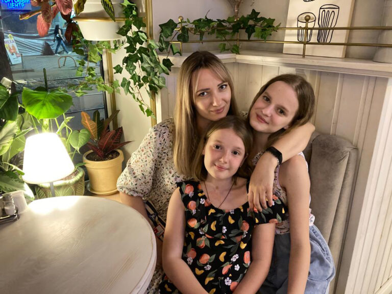 Соня с мамой и сестрой