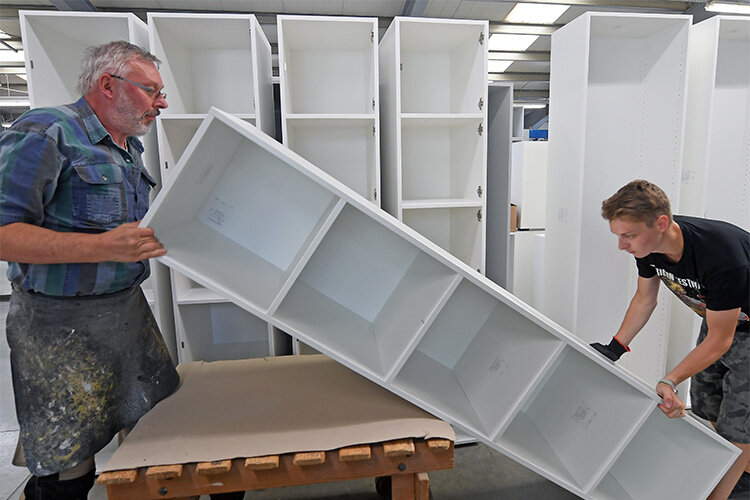 Ассоциация предприятий мебельной и деревообрабатывающей промышленности России по итогам 2022 года прогнозирует снижение объема продаж на 50%, часть мебельщиков не выдержит конкуренции и покинет рынок. Фото: © Hendrik Schmidt/ZB/www.globallookpress.com