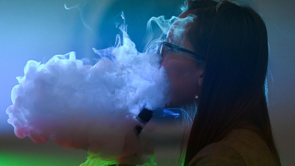    Участница на специализированной выставке vape-индустрии© РИА Новости / Александр Вильф