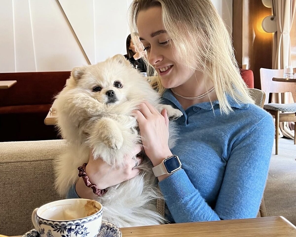 Позируем в ресторане греческой кухни Grecco, одно из самых классных pet-friendly заведений Питера