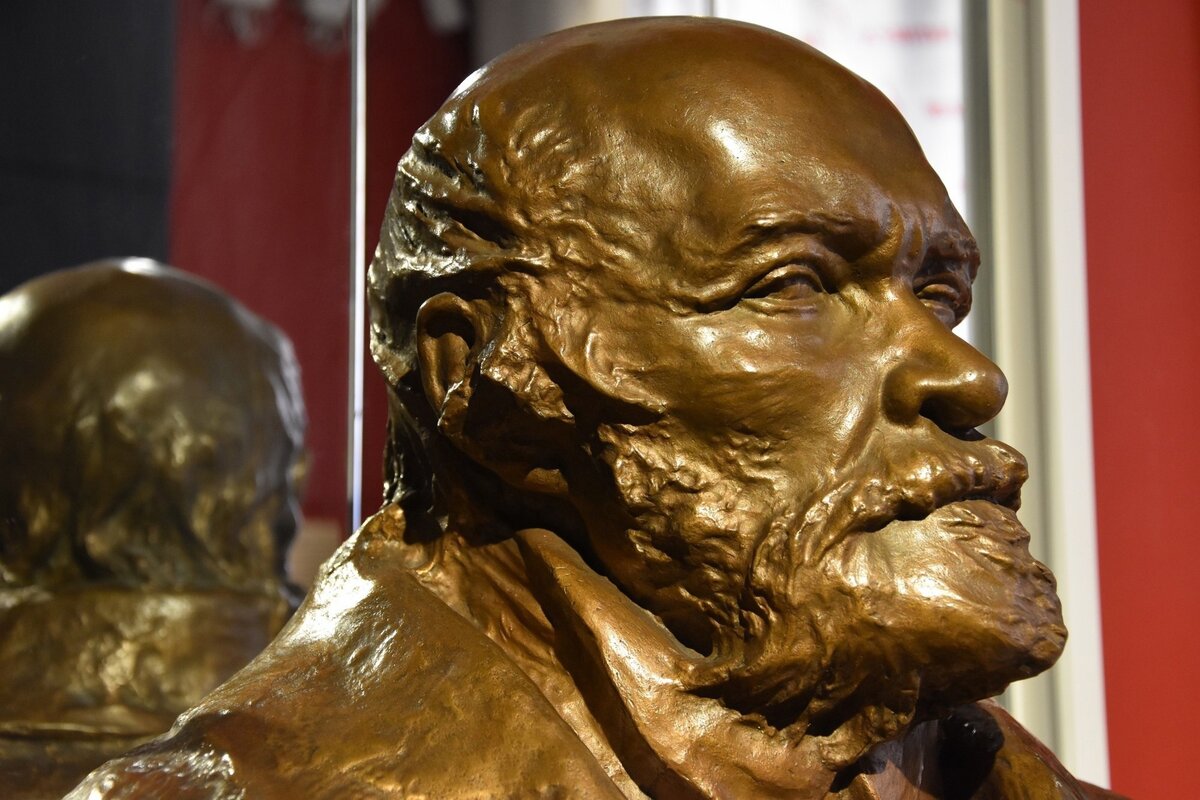 Скульптурный портрет Н.И. Пирогова в Военно-медицинском музее