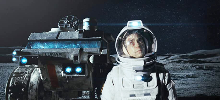 Кадр из фильма Moon. Режиссер: Дункан Джонс. Оператор: Гари Шоу. Производство: Independent Entertainment, Liberty Films UK, Limelight Fund, Lunar Industries, Sony Pictures Classics, Stage 6 Films, Xingu Films. Показ в России: Премиум Фильм