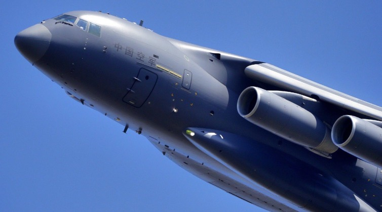Тяжелый транспортный самолет Y-20.