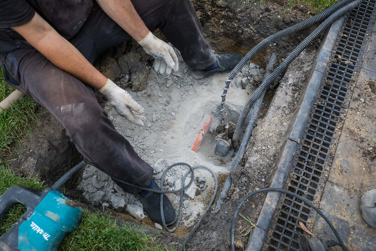 Только у нас газон начал расти красиво...и теперь пришлось всё снова разбивать, чтобы фундамент фонаря переливать заново. А пока разбиваем...с трудом...