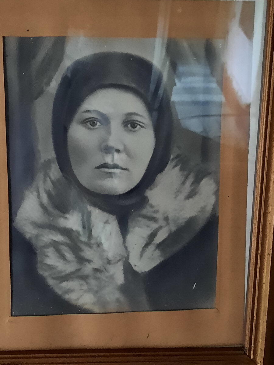 Фото портрета со стены, потому бликует