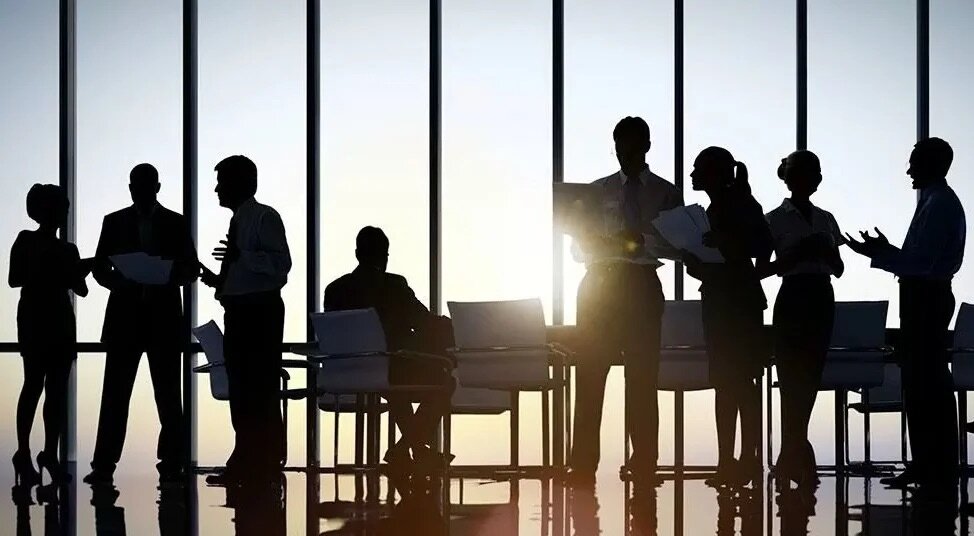 Дарья Коробкова, коуч топ-менеджеров (ACC ICF),  управляющий партнёр «Teamsonance», международный эксперт с собственным опытом управления, рассказывает о том, как руководители мешают работать команде неправильной постановкой задач. 

1. Как влияет постановка задач руководителя на результат?
От правильной постановки задачи зависит качество и время ее выполнения. Даже неправильная формулировка может нарушить рабочий процесс.

Постановка задач руководителя не в той формулировке, не теми словами, не тем тоном, не тем способом, не тому человеку, не в то время,   критично влияет на результат. Если руководитель не точно ставит задачу, то и результат он получит, соответственно не тот.

2. “Новая метла по-новому метет”

Разберём пример, когда компания меняет руководителя с одним стилем управления, на другого, стиль которого в корне отличается.

К примеру, ранее у команды был руководитель автократичный, жесткий, контролирующий,  команда привыкла к детальным инструкциям, не решаясь брать на себя ответственность и работать автономно. Происходит смена руководителя на другого человека, с более современным стилем управления, с задачей развивать потенциал команды. Новый руководитель начинает давать более стратегические задачи. Ставит задачи не “разжевывая” до деталей, как и что, делать, а описывает желаемый результат и сроки. надо понимать, что команде нужно время на перестройку, иначе может случиться “ступор” и нарушение сроков из-за опасения проявить инициативу, взять на себя решение и ответственность за способ исполнения. Участники команды могут бояться спросить и уточнить, бояться совершить ошибку и вообще остановить работу по задаче.

Руководитель должен говорить с командой на понятном ей языке. Для эффективного достижения целей, можно не бояться менять свой стиль управления, но  и ставить себя на место рядовых сотрудников. Лидер должен быть уверен, что люди его понимают и слышат и, не смотря на выбранный стиль управления, должен стремиться быть с командой на одной волне.

3. “Думай быстро — решай медленно” 

Когда руководитель среднего звена спешит ставить задачи, боясь брать на себя ответственность.

Бывают ситуации, когда руководитель меняет постановку задачи по ходу процесса и  не сообщает этого команде. Такое случается среди руководителей среднего звена, когда они не до конца уверены в себе. Из-за страха ошибки перед руководством и из-за страха неправильно интерпретировать задачу, они практически напрямую передают распоряжения высшего руководства, не разобравшись и не всегда адаптируя для команды.

Это может приводить к ситуациям, когда сегодня руководитель сказал, к примеру, “копать траншею на север”, а завтра “копать траншею на запад”, а затем он ставит задачу так, что команде приходится возвращаться на несколько шагов назад. В результате команда стоит на месте или бегает по кругу, не понимая, что от них хотят и зачем. Это приводит к падению эффективности и мотивации, а  нужный результат не достигается.  Именно поэтому, лидер команды должен взвешенно ставить задачи своим людям, принимая во внимание и свои предыдущие распоряжения и их загрузку, и приоритеты по задачам.

Сейчас, в период неопределенности, траектория движения компаний меняется практически ежедневно. Прямая ответственность руководителя — понимать стратегию и тактику компании и получая распоряжения вышестоящего  руководства,  уметь фильтровать, понимать, зачем это, как это соотносится с предыдущими распоряжениями, уточнять, если потребуется. И только потом давать своей команде нужные указания, разъясняя общую траекторию движения, чтобы команда понимала, что происходит и к чему приведет та или иная поставленная задача. И это повышает вовлеченность и мотивацию.

4. “Эмоциональная гигиена” руководителя

Важность постановки задачи, соблюдая этику и правила вежливости.

Если руководитель общается на повышенных тонах, не соблюдая этику делового общения, то сотрудник, который испытал на себе эмоциональный всплеск руководителя, может не захотеть переспросить или уточнить нюансы задачи.

В таких случаях не стоит ждать проявления инициативы от этого исполнителя или особой вовлеченности в результат. Даже если сотрудник на месте увидит, что лучше сделать что-то по-другому, или вводные критерии изменяться и есть необходимость согласовать задачу еще раз, есть риск, что он не сделает этого и останется в жестких рамках поставленной задачи. Тогда номинально задача будет сделана, но результат будет не оптимальным. Это как в знаменитом фельетоне А.Райкина “К пуговицам претензии есть?”, когда к пуговицам претензий нет, а вместо штанин рукава пришили.

Если руководитель, наоборот, мягкий, стеснительный, «мямлит» при постановке задач, не четко говорит, что он хочет получить как результат, то для сотрудников это как “пойди туда, не знаю куда, принеси то, не знаю что”. И люди начинают либо переспрашивать, или делают по своему, как поняли. В итоге руководитель постоянно получает не те результаты и раздражается, считая, что команда не понимает, не слышит его.

Для повышения вовлеченности участников команды важно быть с ними в открытой коммуникации, по возможности вовлекая в процесс постановки принятий решений по задачам, соблюдая эмоциональную стабильность и деловой этикет.

Очень полезно открыто обсуждать со своей командой стратегические инициативы компании. Обсудить, что  может сделать команда на своем уровне, чтобы внести вклад в достижение этой цели? Принятие участия в таком обсуждении  будет взаимовыгодно как руководителю, так и команде. Это поможет команде адаптироваться под задачу и взглянуть на общую картину с точки зрения руководства, а руководителю даст понять и услышать какие сложности и риски могут встать на пути ее решения.

Также у людей возникнет  большее понимание стратегических инициатив высшего руководства и будет ощущение причастности к высшим целям организации, а также  повышает мотивацию и вовлеченность, так как люди будут понимать, что и для чего они делают: какие факторы привели к выбору именно этой цели? почему она важна для компании? Как повлияет ее достижение на команду и на всю организацию?

Если  руководитель команды демонстрирует, что он не разделяет целей, поставленных вышестоящим руководством, то и от команды не стоит ожидать сильной мотивации.

Люди идут за своим лидером, им важно видеть, что он искренне увлечен и лично верит в цели, от достижения которых зависит успех организации.

5. Как руководителю добиться лучшего результата

Лучший командный результат достигается, когда руководитель с командой находится в доверии, в открытом общении, когда в команде четко распределены роли и есть ясность целей и задач.

Современный руководитель честно делится с командной всеми изменениями и новыми решениями руководства, ограждает команду от лишних распоряжений, четко ставит задачи, максимально проясняя нужный результат и сроки, он открыт для обратной связи и информации от людей.

В этом случае команда знает, что их руководитель не будет просить от них лишнего, понимает, что и когда нужно сделать, какая цель и какой вклад в нее они делают. Команда становится поддержкой и опорой руководителю, ресурсом идей, люди вовлечены в результат и максимально мотивированы.

Оптимально, если при это личные ценности и цели профессионального развития участников команды коррелируются с миссией, ценностями и  целями компании и они понимают, что их профессиональный успех идет рука об руку с успехом их организации.  Это добавляет команде ресурса и повышает желание добиться успеха.

6. Действия руководителя, которые приведут к результату достижения целей:

• Проявление персонального лидерства.
• Создание атмосферы доверия и открытости в команде.
• Четкое распределение ролей и ответственности
• Вовлечение сотрудников в процесс  разработки стратегии и планирования.
• Предоставление необходимого контекста, информирование об изменениях и решениях.
• Регулярность встреч и мониторинг результатов

Важно отмечать не только финальные достижения, но и промежуточные результаты на каждом этапе. Это даст команде дополнительной энергии на дальнейшую работу по проектам.

