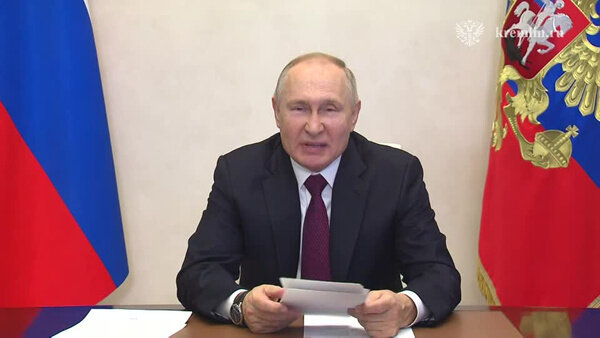 Путин принимает участие в церемонии поднятия российского флага на атомном ледоколе "Урал" и спуске на воду атомного ледокола "Якутия". Видео © Telegram / "Кремль. Новости"