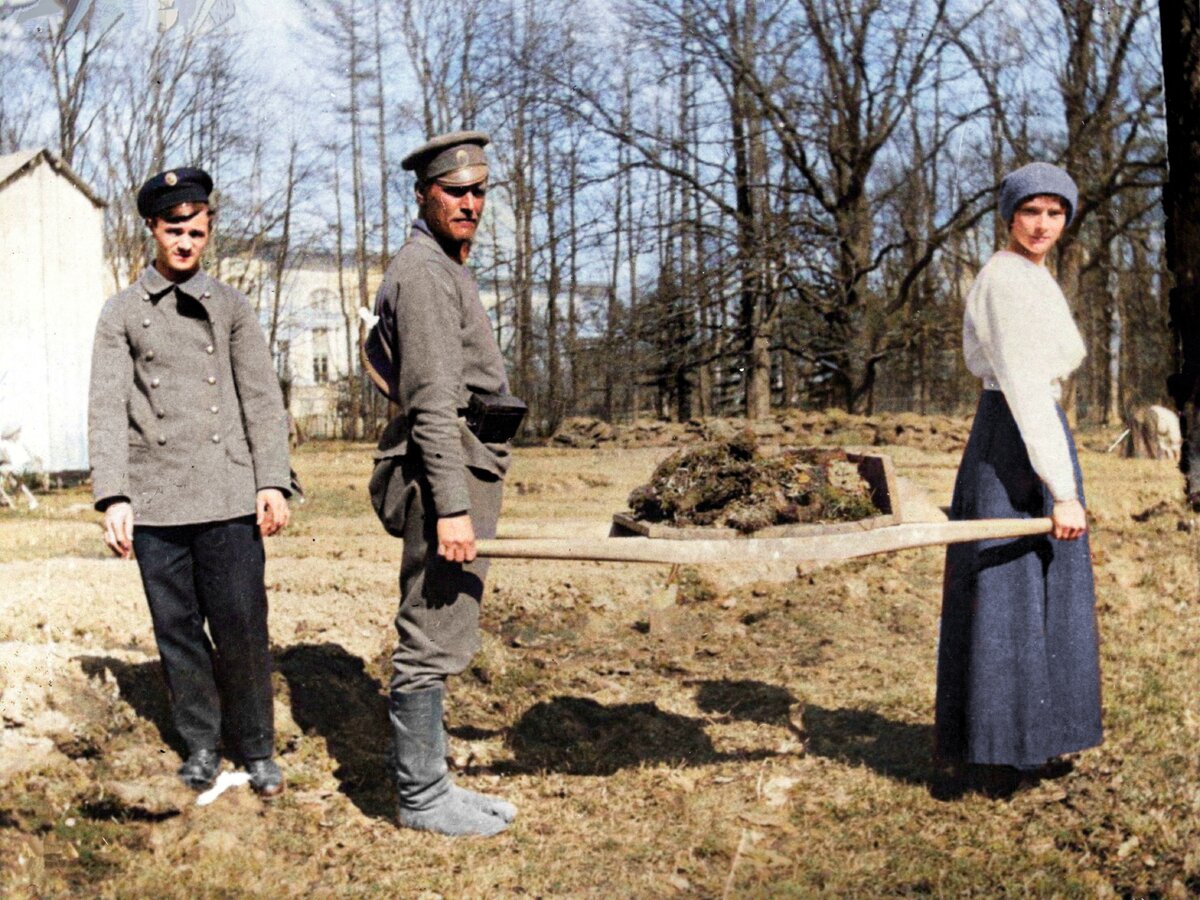 Вредные привычки императора: Николай II курил 25 папирос в день - МК