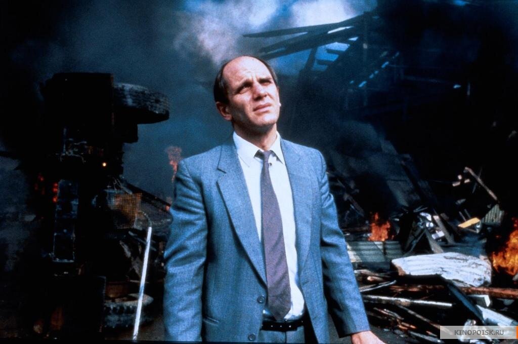 Зак Хобсон однажды проснулся утром и обнаружил, что он единственный человек, оставшийся на Земле. Зак может выбрать себе любое жилище и любую понравившуюся машину. Однако вскоре он начинает терять рассудок, потому что нет никого, с кем бы можно было поговорить.